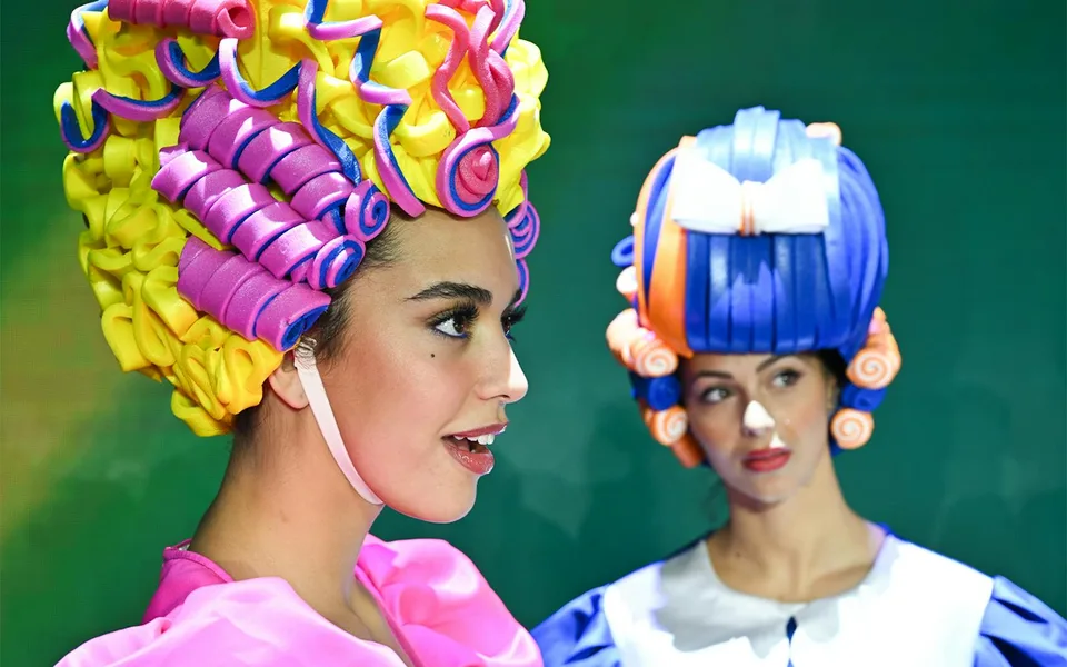 Mon Premier Cabaret performers wearing colourful hats